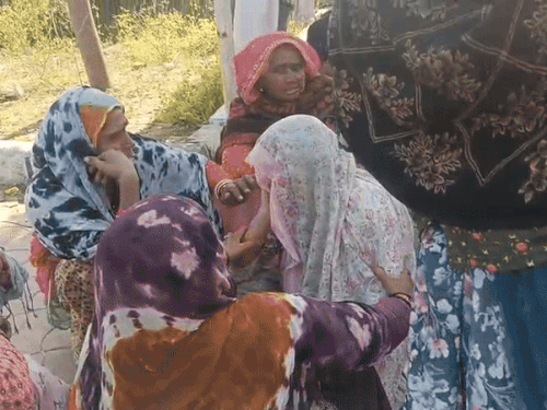 दीपक के माता-पिता और परिजन दोपहर बाद श्रीनगर अस्पताल पहुंचे। उनका रो-रोकर बुरा हाल है।
