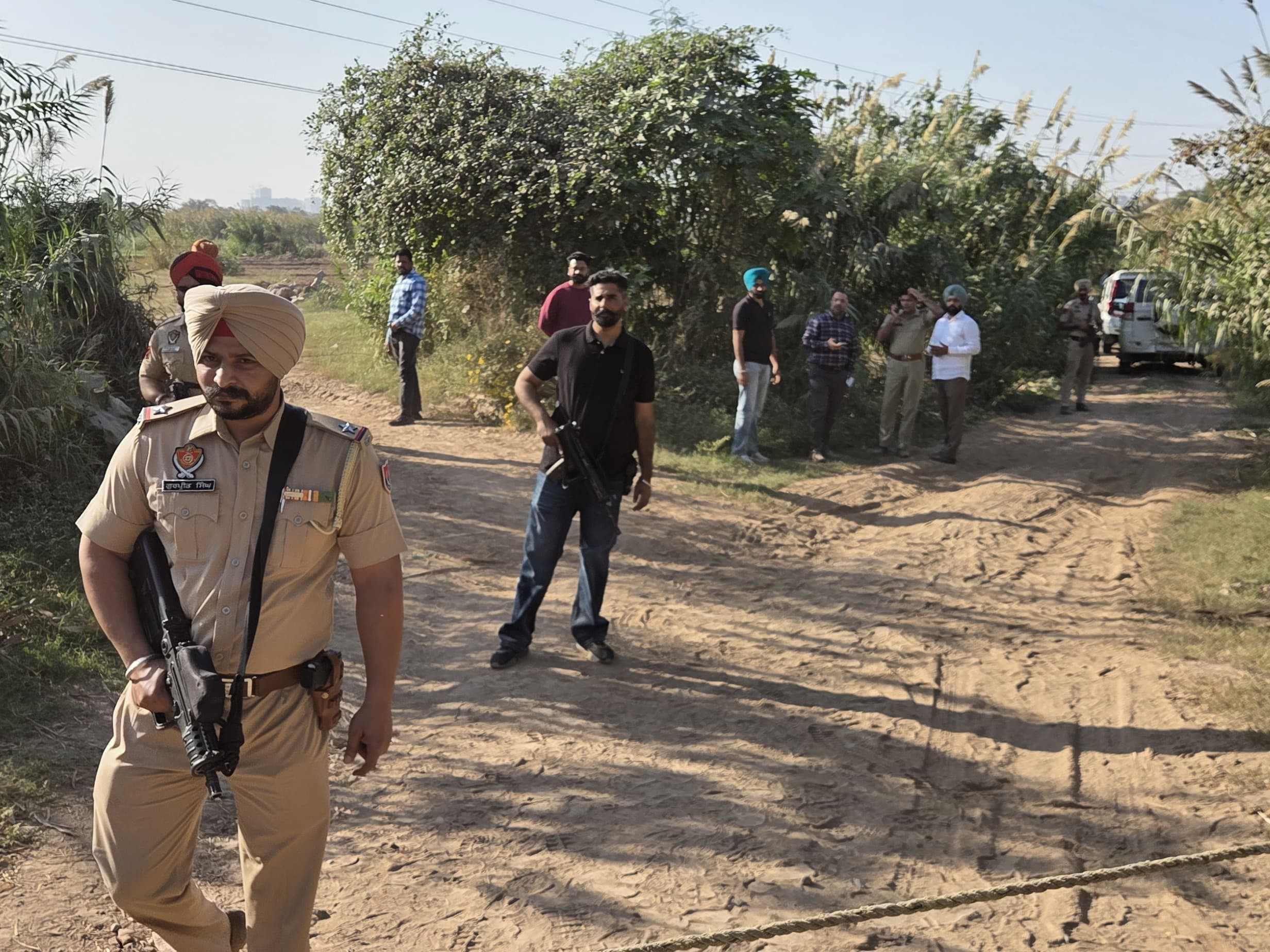 एनकाउंटर में मोके पर पहुंची पुलिस। - Dainik Bhaskar