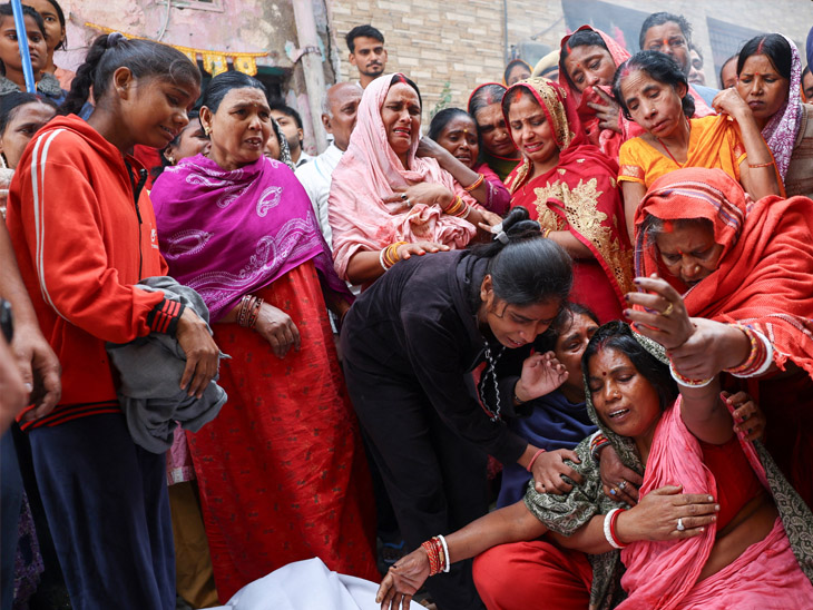 दिल्ली बॉम्बस्फोटातील मृतांची संख्या २० वर पोहोचली आहे. चित्रात पंकज साहनी यांची बहीण जूली आणि आई गायत्री देवी आहेत.