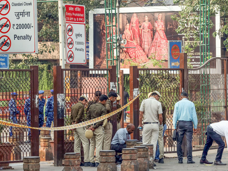 फॉरेन्सिक तज्ञांच्या पथकांनी स्फोटस्थळावरून पुरावे गोळा केले आहेत. अनेक नमुने घेण्यात आले आहेत. स्फोटानंतर वाहनांचे भाग काही मीटर अंतरावर विखुरलेले होते.