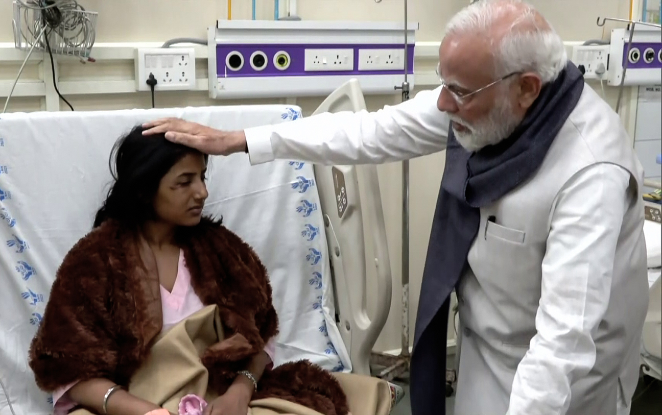 LNJP अस्पताल में ब्लास्ट में घायल महिला से पीएम मोदी ने मुलाकात की और हाल जाना। इस दौरान पीएम मोदी महिला के सिर पर हाथ रखकर सहानुभूति जताई।