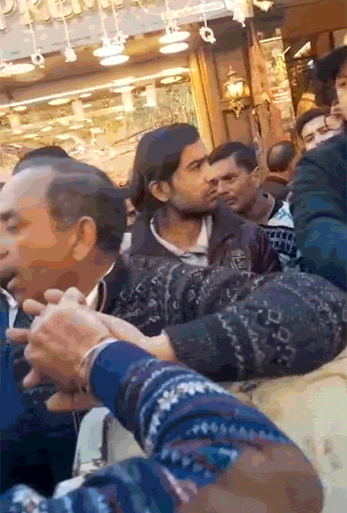 मॉल रोड पर निगम कर्मियों से बहस करते हुए दुकानदार।