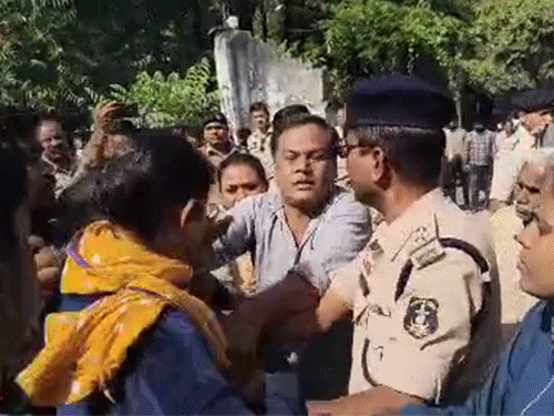 अतिक्रमण हटाने की कार्रवाई के विरोध में बड़ी संख्या में मसीही समाज के लोग मौके पर पहुंचे।