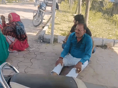 बेटे दीपक के खोने के गम में पिता रोते हुए।
