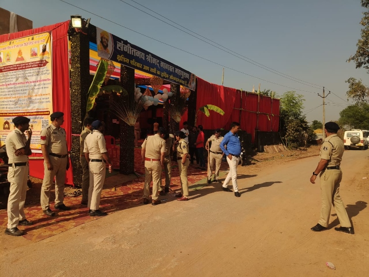 कथावाचक के पंडाल के आसपास अतिरिक्त पुलिस बल तैनात।