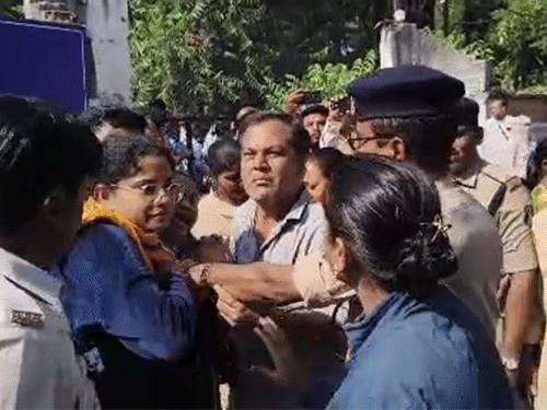 विरोध प्रदर्शन के दौरान मौके पर पुलिस बस तैनात रही।