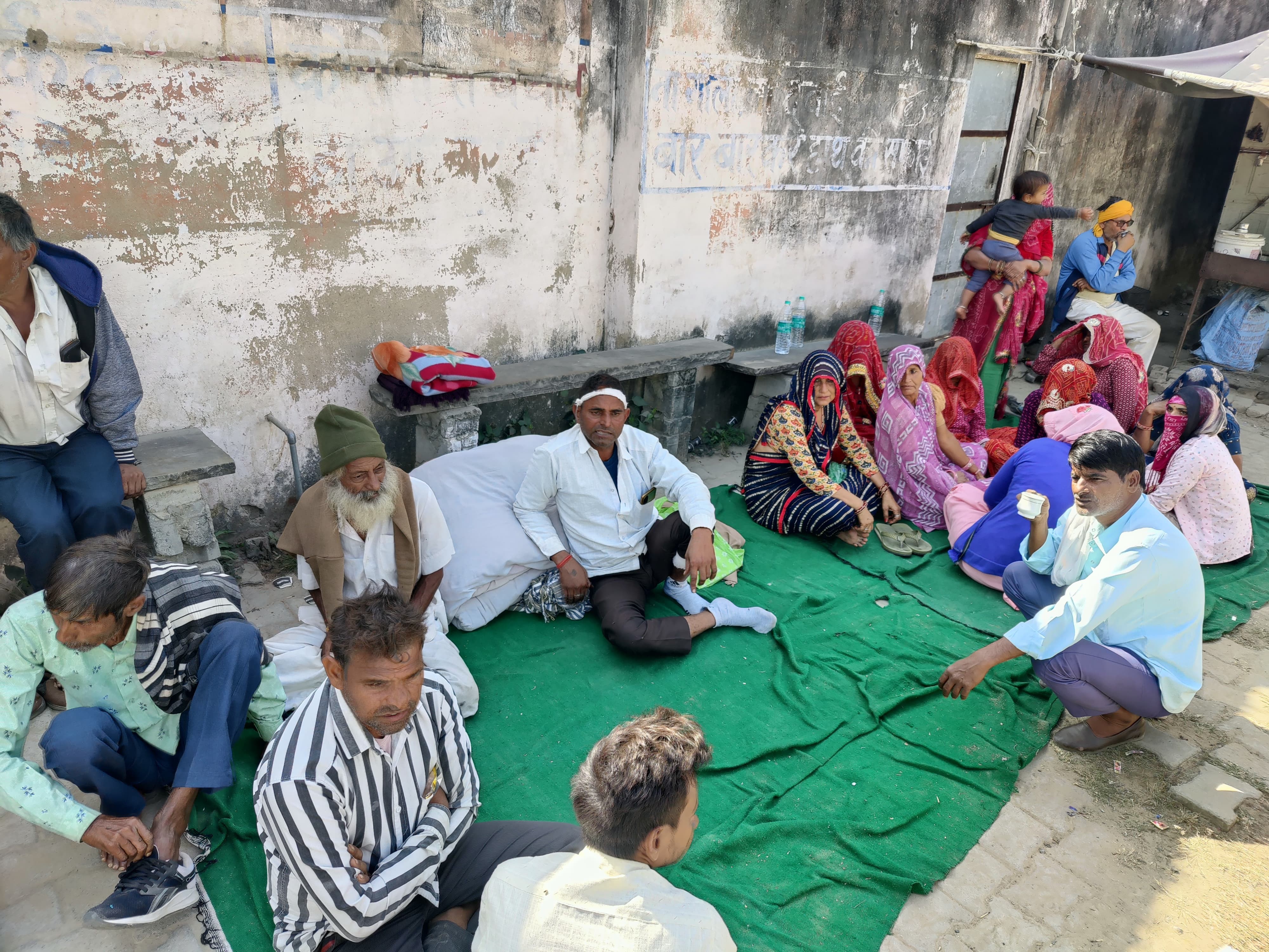 थाने के बाहर बैठे लोग।