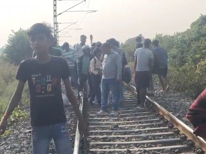 Elderly man dies after being hit by a train in Kaptanganj