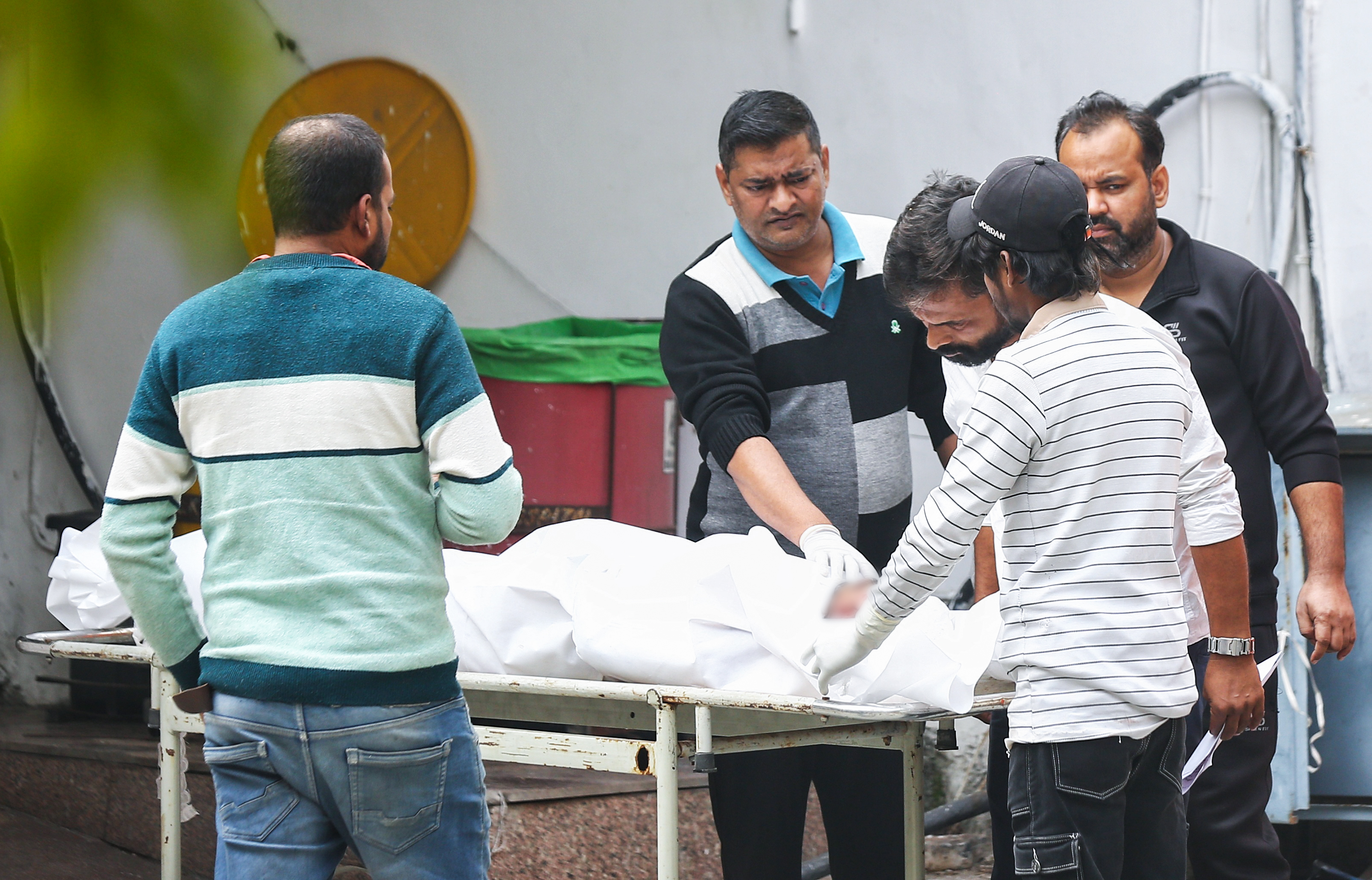 मौलाना आजाद मेडिकल कॉलेज के बाहर लोग अपने परिजन के शव की पहचान करने पहुंचे।