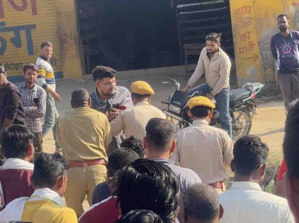 मामले को लेकर एक युवक की एसएचओ से बहस हो गई। जिसे पुलिस ने हिरासत में ले लिया।