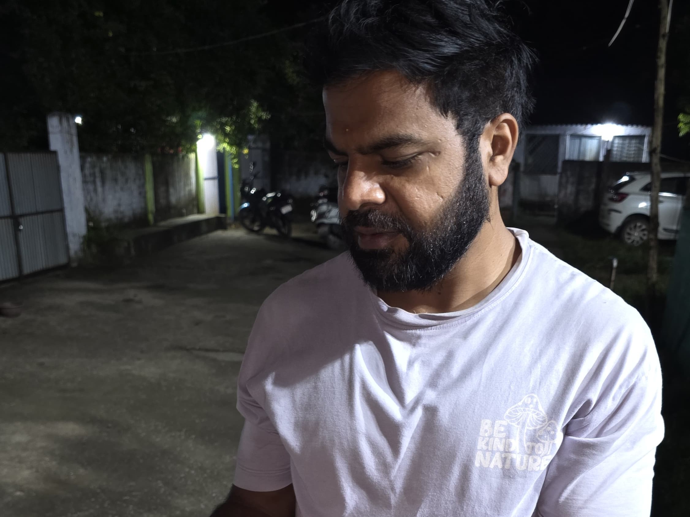 सांप को बाहर निकालने वाले रेस्क्यूअर अविनाश यादव।