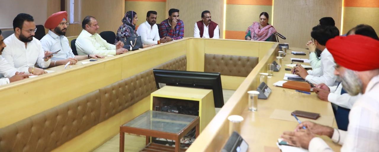 नगर निगम में भारतीय जनता पार्टी के पार्षदों से बैठक करते हुए मेयर हरप्रीत कौर बबला।