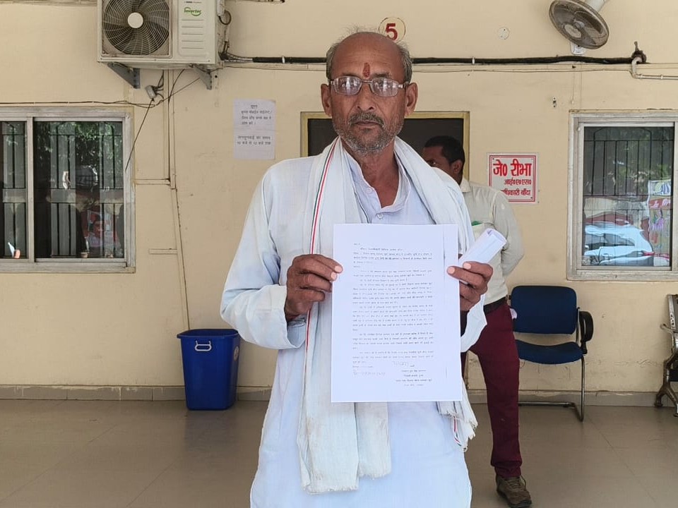 किसान ने मामले की शिकायत डीएम से की है।