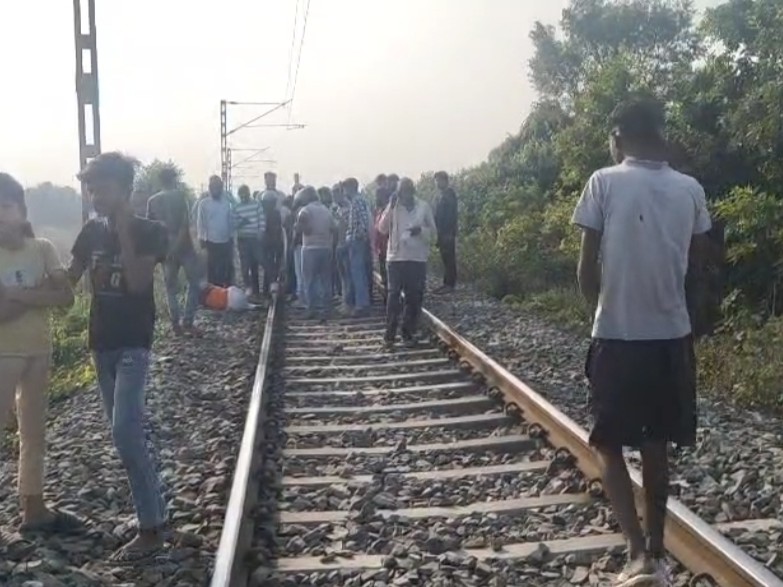 Elderly man dies after being hit by a train in Kaptanganj