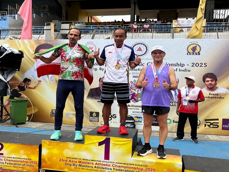 'एशियन मास्टर्स गेम्स' के लिए मेडल जीतने वाले शिमला के बलवीर सिंह। (दांये साइड)