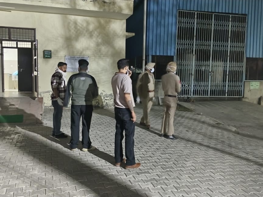 बरनाला सिविल अस्पताल में मिला युवक का शव:  जच्चा-बच्चा वार्ड की तीसरी मंजिल पर पड़ा था; बदबू फैलने पर हुई जानकारी – Barnala News