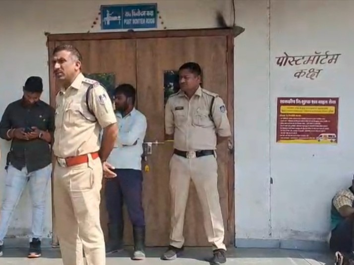 पुलिस ने परिजनों की शिकायत पर मर्ग कायम कर लिया है।