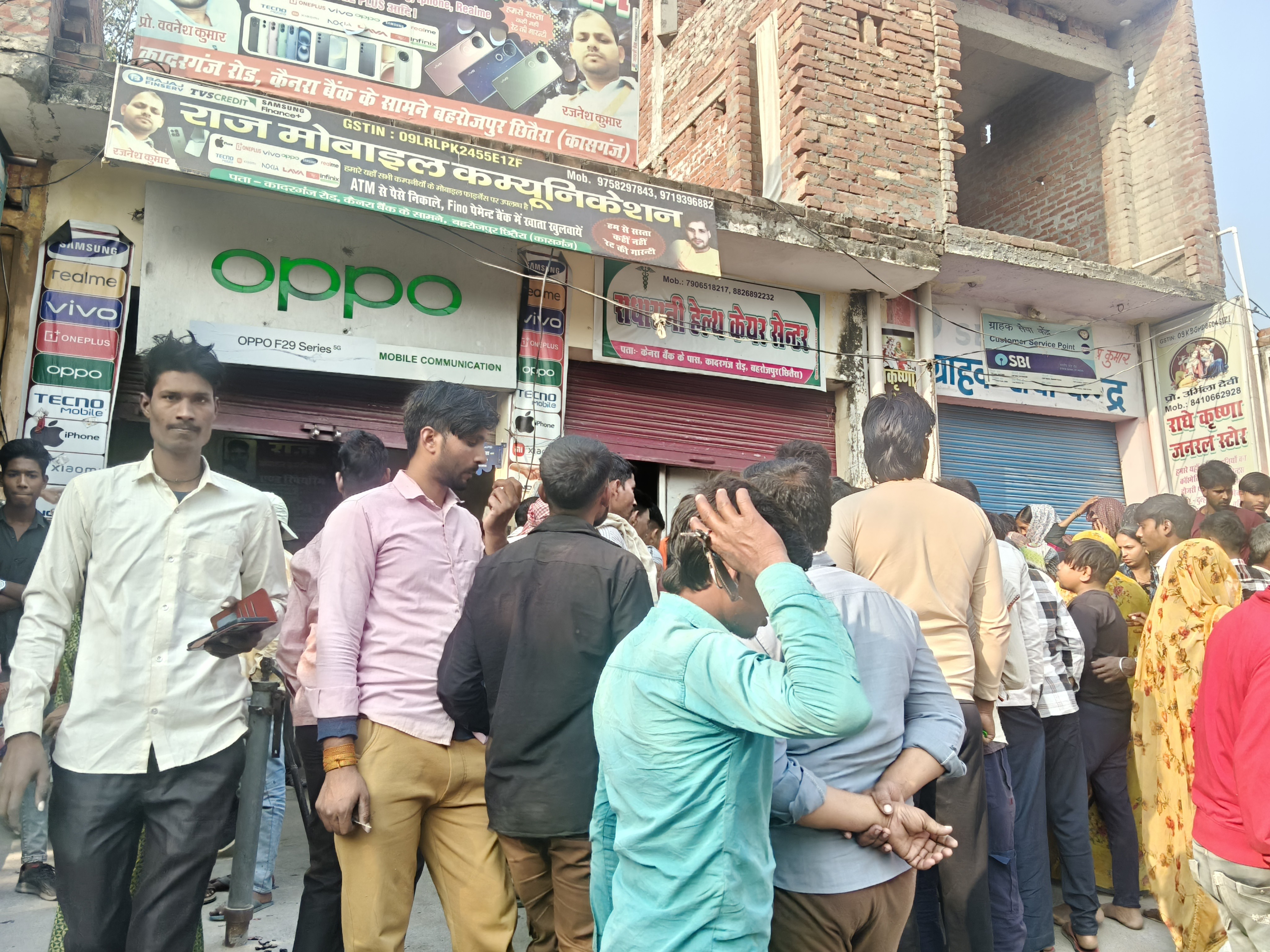 घटनास्थल पर मौजूद लोग। - Dainik Bhaskar