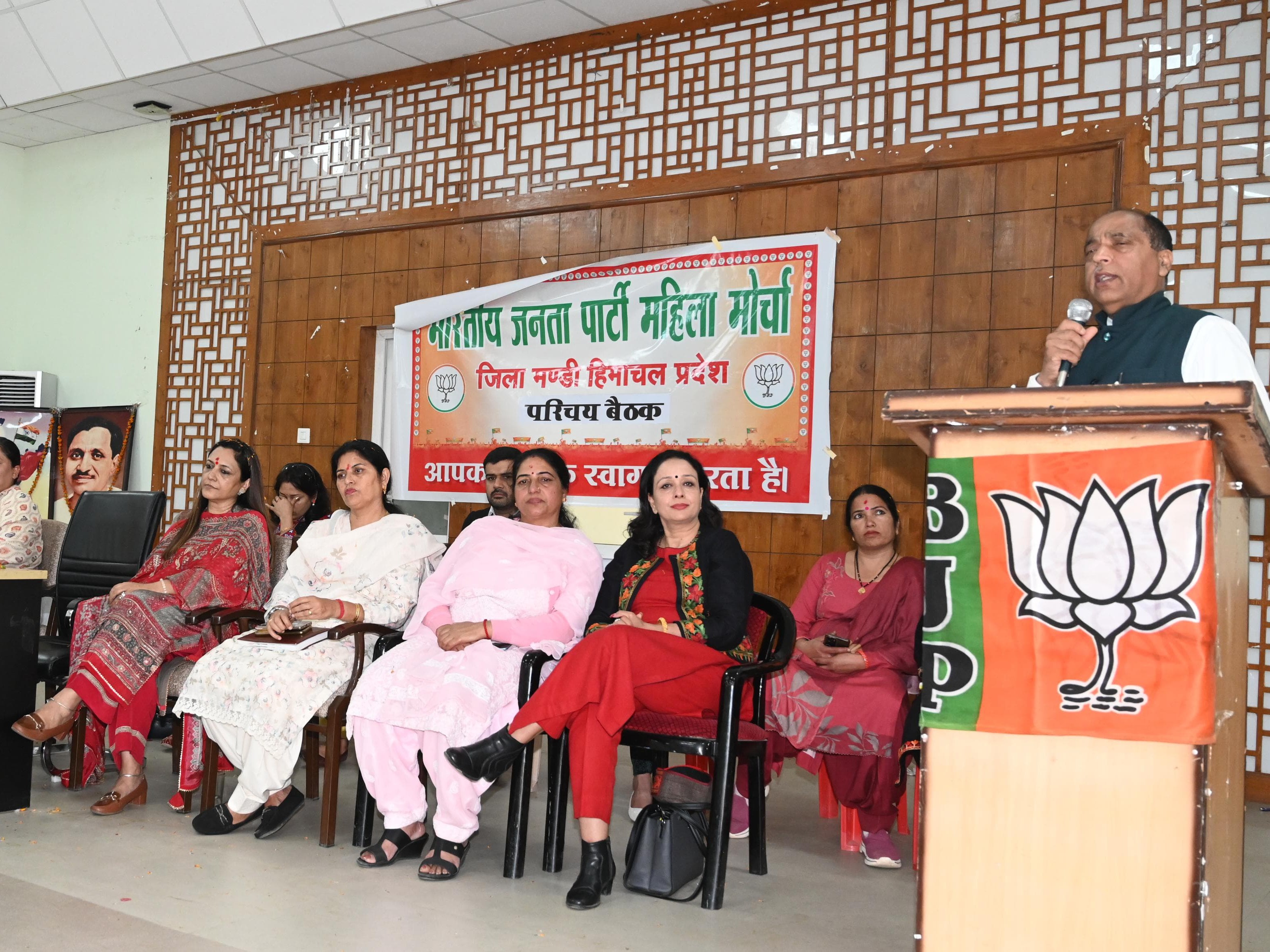 मंडी में BJP महिला मोर्चा का सरकार पर अटैक:  डेजी ठाकुर बोलीं- कांग्रेस ने महिलाओं को ठगा; संगठन को सशक्त बनाने पर जोर – Mandi (Himachal Pradesh) News