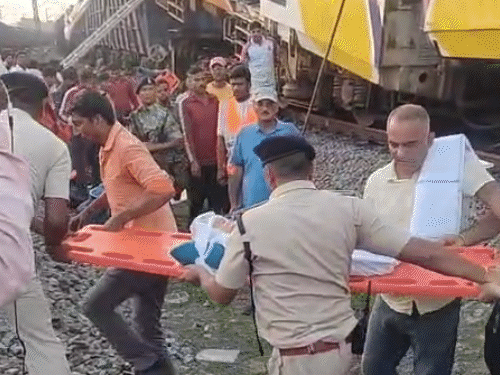 ट्रेन की बोगी में फंसे यात्रियों को बाहर निकालने के लिए कटर से काटना पड़ा, जिसके बाद एक-एक कर उन्हें बाहर निकाला।