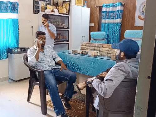 पुलिस ने कार से 3 करोड़ कैश जब्त कर दो लोगों को हिरासत में लिया है।