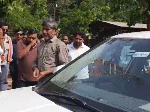 कार सवार दो लोगों को हिरासत में लेकर पुलिस पूछताछ कर रही है।