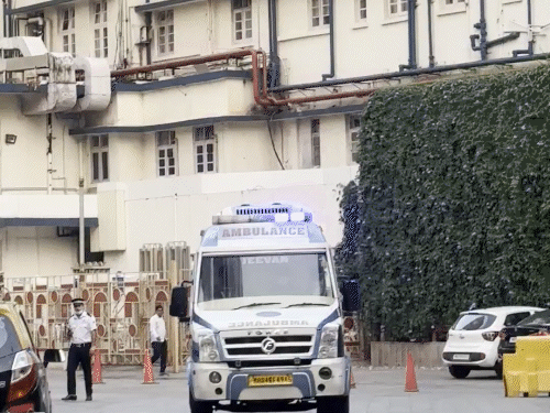 ब्रीच कैंडी अस्पताल से डिस्चार्ज होने के बाद एंबुलेंस में घर जाते धर्मेंद्र।