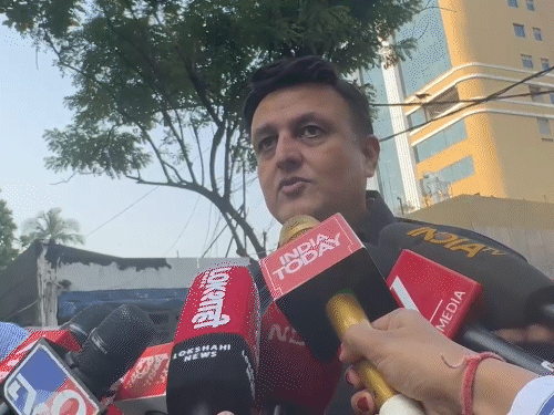 डॉ. प्रतीत समदानी आंतरिक रोगों और गंभीर मरीजों की देखभाल (क्रिटिकल केयर) के विशेषज्ञ हैं।