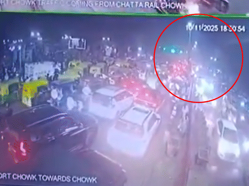 दिल्ली में लाल किले के पास 10 नवंबर को i20 कार में हुए धमाके का नया सीसीटीवी सामने आया है। - Dainik Bhaskar