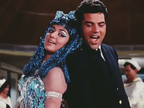 फिल्म तुम हसीन मैं जवां में धर्मेंद्र (सुनील) और हेमा मालिनी (अनुराधा) दोनों प्रेमी थे।