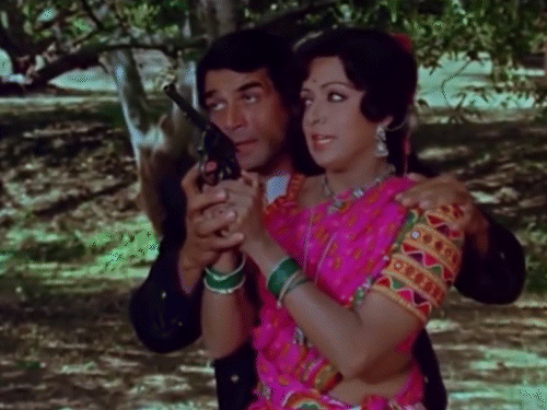 शोले में धर्मेंद्र यानी वीरू की प्रेमिका बसंती थी। इस किरदार को हेमा मालिनी ने निभाया था।