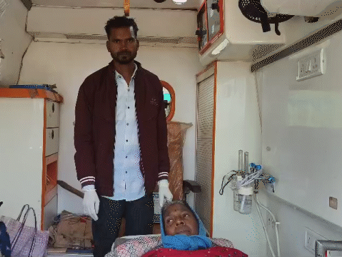 नगवाही गांव तक एम्बुलेंस कैंसर पीड़िता को छोड़ने आई थी, तब की तस्वीर है।