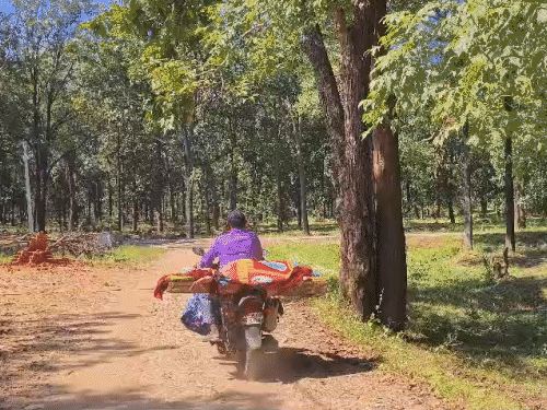 नगवाही गांव के रहने वाले समलू सिंह मरकाम अपनी पत्नी को बाइक से अस्पताल ले जा रहे।