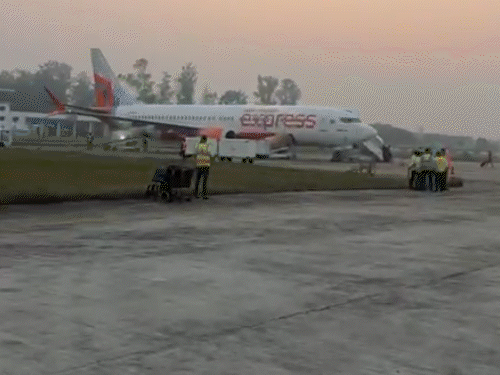 Air India Flight Bomb Threat Update; Varanasi Airport | Mumbai | एअर इंडिया विमान को बम से उड़ाने की धमकी: टिश्यू पेपर पर लिखा था- BOMB गुड बाय; वाराणसी में इमरजेंसी लैंडिंग -