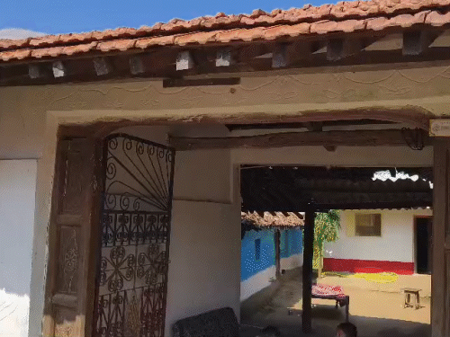 ये तस्वीर 29 अक्टूबर की है, जब जिला अस्पताल से कैंसर पीड़िता को घर छोड़ने एम्बुलेंस आई थी।