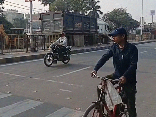 मोरंग लदे ओवरलोड ट्रकों से वसूली के लिए एआरटीओ के अफसर प्राइवेट कर्मचारी तैनात किए हुए थे।