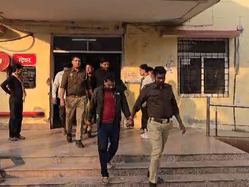 उन्नाव में गिरफ्तार दलाल। इनके पास से 350 ट्रकों की लिस्ट मिली है, जिससे वसूली करते थे।