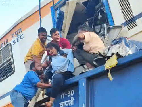 मालगाड़ी की बोगी के ऊपर चढ़ी पैसेंजर में फंसी युवती को सीढ़ी के जरिए निकाला गया।