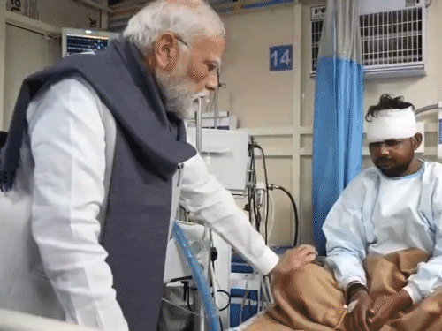 मोदी LNJP अस्पताल में आधा घंटा रहे। मरीजों से धमाके के वक्त की स्थिति जानी।