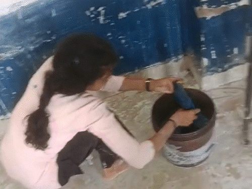 स्कूली छात्रों से पुताई कराने का वीडियो वायरल हुआ था।