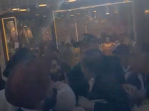 शिमला के मॉल रोड पर अतिक्रमण हटाने गए कर्मचारियों से उलझते हुए दुकानदार।