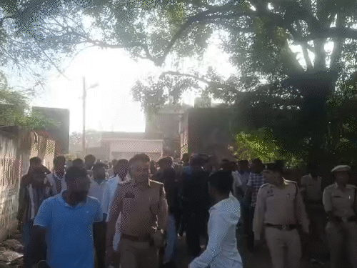 कथावाचक आशुतोष चैतन्य महाराज के खिलाफ समाज लोगों ने निकाली रैली।