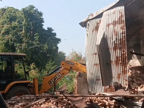 मिशन अस्पताल कैंपस पर बुलडोजर चला दिया गया था।