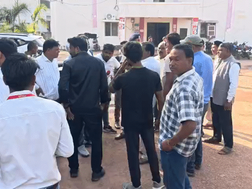 कथावाचक के बयान पर सतनामी समाज भड़क उठा है। भीड़ ने बड़ी संख्या में थाने का घेराव किया।