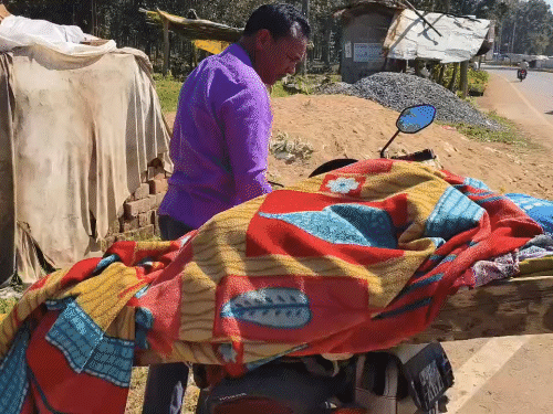 पति ने लकड़ी की पटिया बांधकर पत्नी को लेटाकर इलाज के लिए ले जाता है।