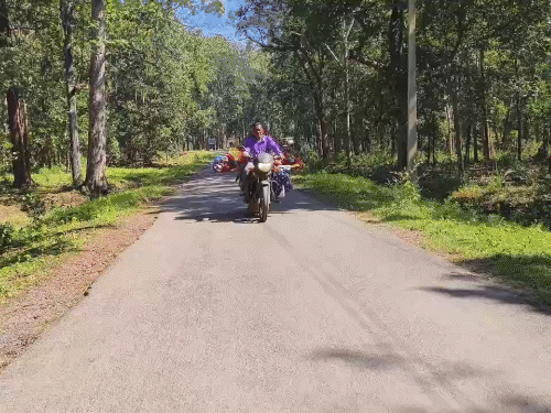 पति पिछले तीन सालों से पत्नी को बाइक पर लेकर इलाज के लिए भटक रहा है।