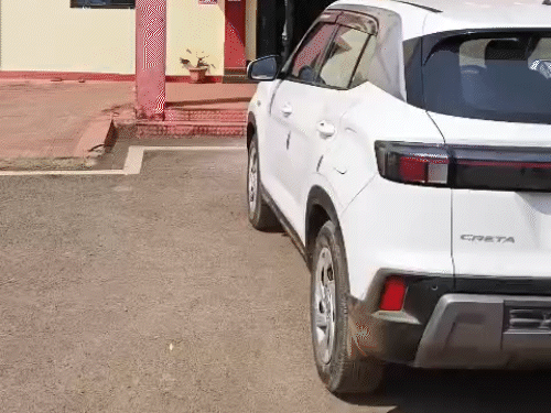 बालोद पुलिस ने महाराष्ट्र पासिंग क्रेटा कार (MH 04 MA 8035) से 3 करोड़ कैश बरामद किया है।