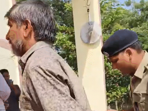 पुलिस ने कार में सवार दो लोगों को हिरासत में लिया गया है।