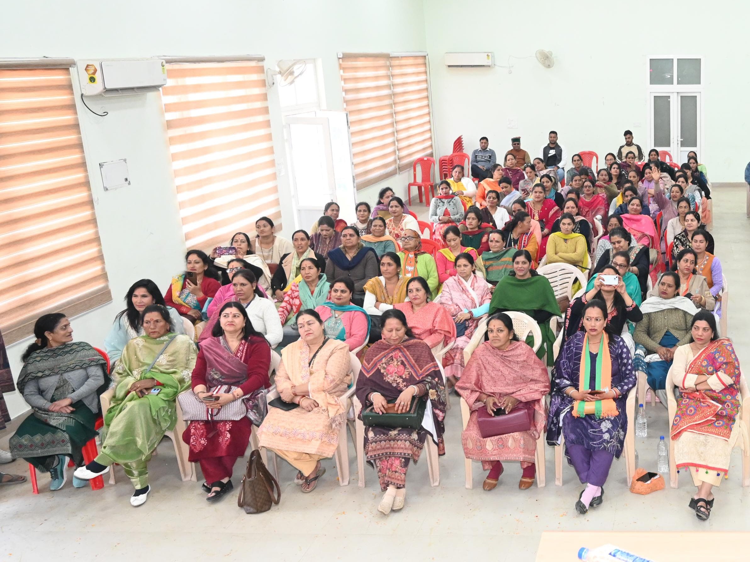 भाजपा महिला मोर्चा की मीटिंग में मौजूद पदाधिकारी।