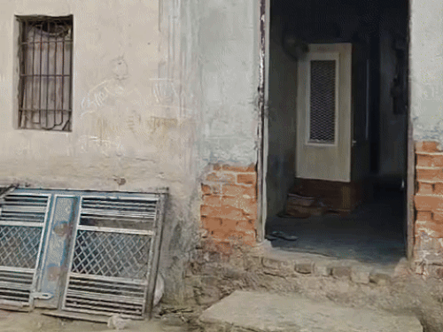 फरीदाबाद में फतेहपुर तगा गांव में मौलवी का घर। यहां से पुलिस को 2563 किलो विस्फोटक मिला था।